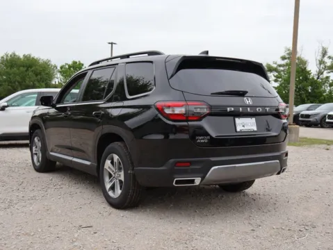 More photos of 2026 Honda Pilot EX-L at Jay Wolfe Honda, MO