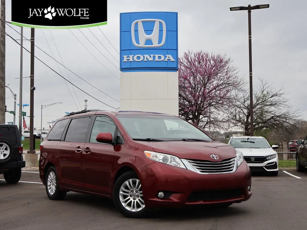 Red 2015 Toyota Sienna XLE Premium for sale in Kansas City, MO