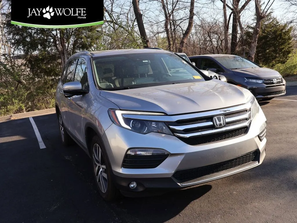 Silver 2017 Honda Pilot Touring for sale in Kansas City, MO