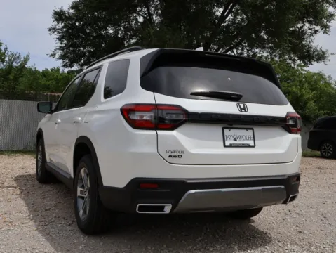 More photos of 2026 Honda Pilot EX-L at Jay Wolfe Honda, MO