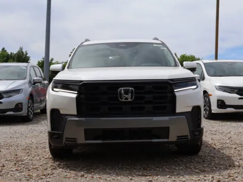 Photos of 2026 Honda Pilot EX-L for sale in Kansas City, MO at Jay Wolfe Honda