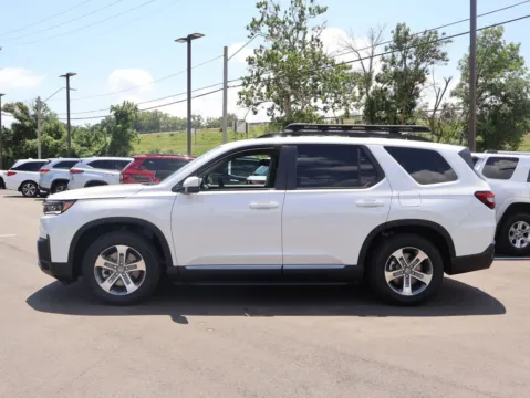 More photos of 2026 Honda Pilot EX-L at Jay Wolfe Honda, MO