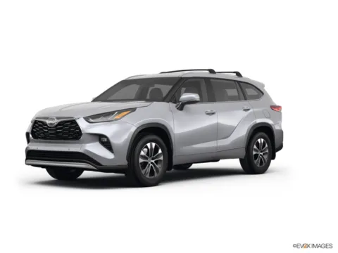 Silver 2022 Toyota Highlander XLE for sale in Kansas City, MO