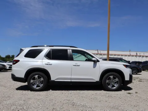 More photos of 2026 Honda Pilot EX-L at Jay Wolfe Honda, MO