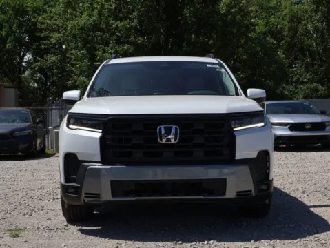 Photos of 2026 Honda Pilot EX-L for sale in Kansas City, MO at Jay Wolfe Honda
