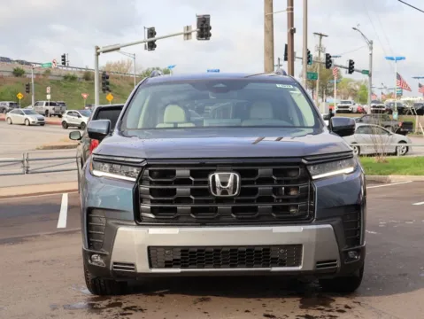 Photos of 2026 Honda Pilot EX-L for sale in Kansas City, MO at Jay Wolfe Honda