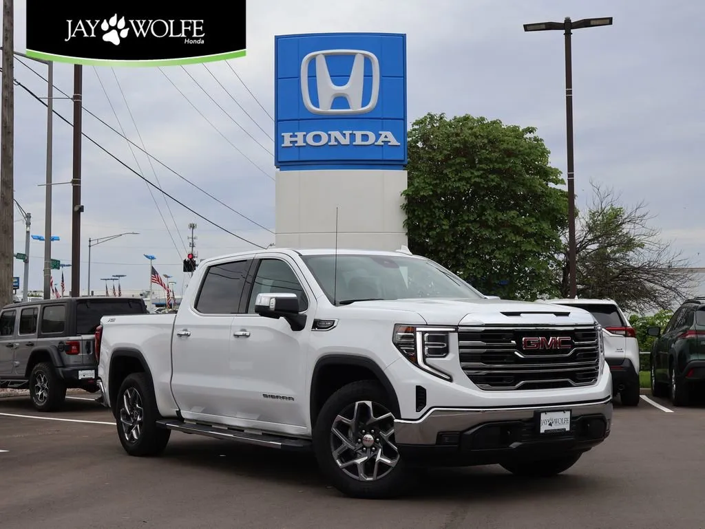 2023 GMC Sierra 4WD Crew Cab Short Box SLT's photo
