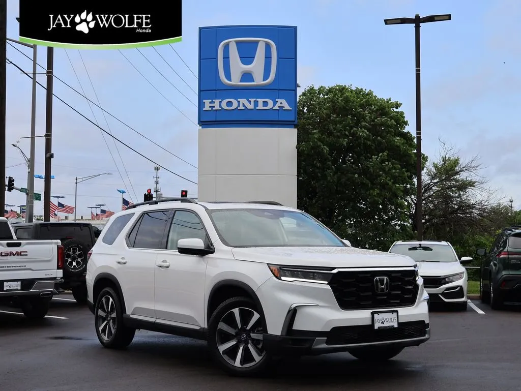 2023 Honda Pilot Touring AWD's photo