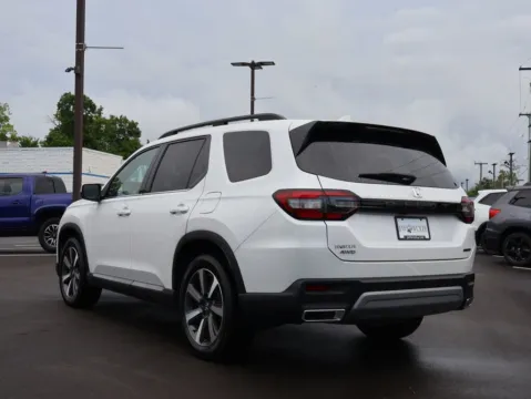 More photos of 2023 Honda Pilot Touring at Jay Wolfe Honda, MO