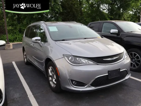 Silver 2018 Chrysler Pacifica Limited for sale in Kansas City, MO