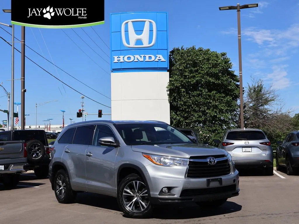 Silver 2016 Toyota Highlander XLE for sale in Kansas City, MO