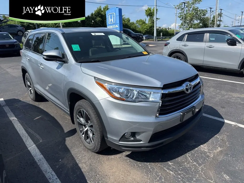 Silver 2016 Toyota Highlander XLE for sale in Kansas City, MO