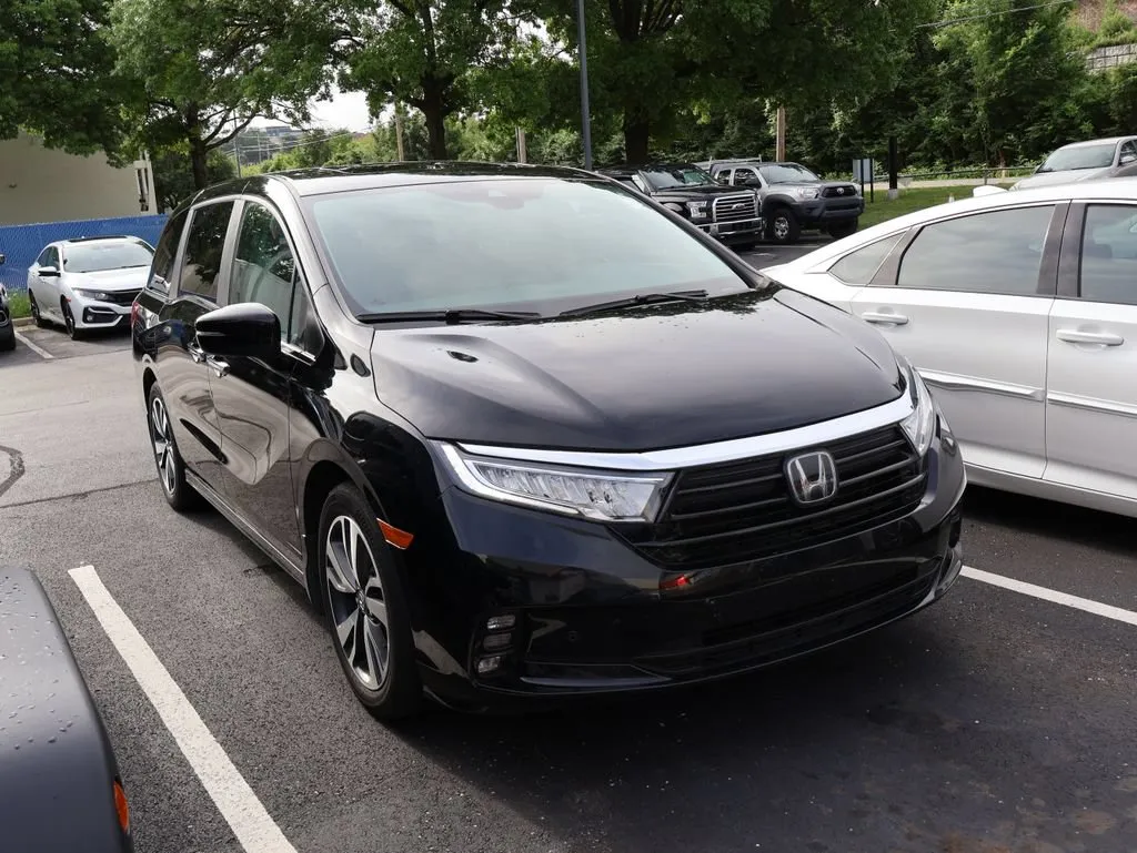Used 2023 Honda Odyssey Touring with VIN 5FNRL6H88PB008595 for sale in Kansas City