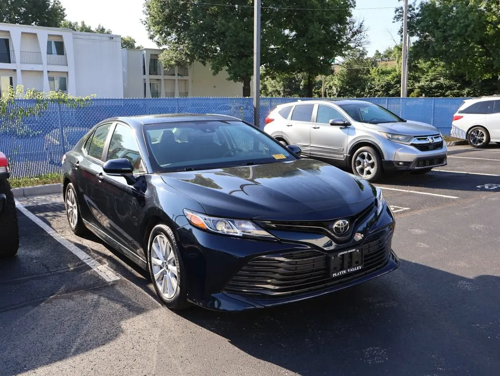 Used 2018 Toyota Camry LE with VIN 4T1B11HKXJU652468 for sale in Kansas City