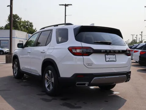 More photos of 2026 Honda Pilot EX-L at Jay Wolfe Honda, MO