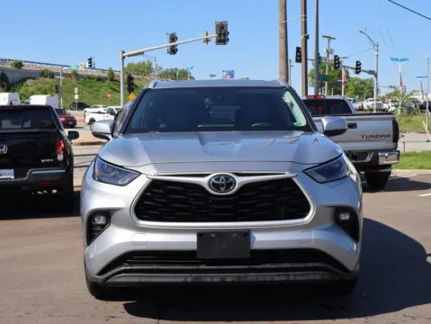 Photos of 2022 Toyota Highlander XLE for sale in Kansas City, MO at Jay Wolfe Honda