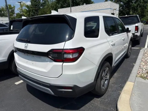 More photos of 2023 Honda Pilot EX-L 7 Passenger at Jay Wolfe Honda, MO