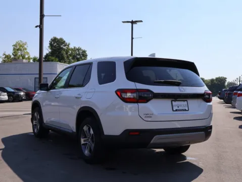 More photos of 2023 Honda Pilot EX-L 7 Passenger at Jay Wolfe Honda, MO