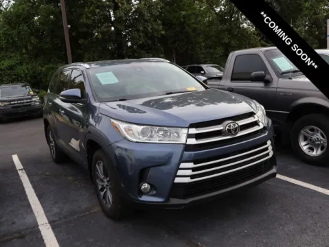 Blue 2019 Toyota Highlander XLE for sale in Kansas City, MO