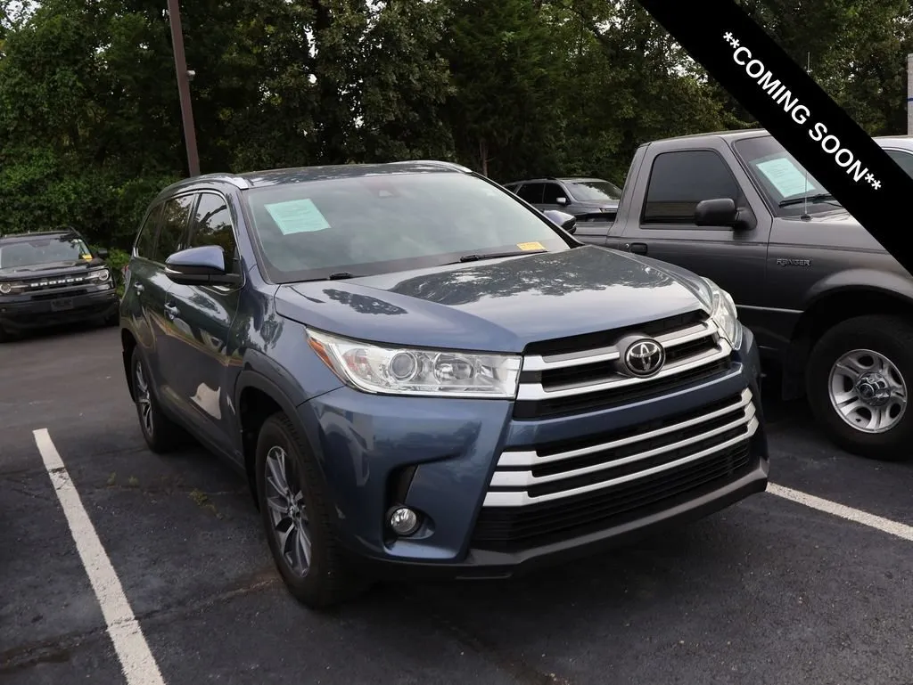 Blue 2019 Toyota Highlander XLE for sale in Kansas City, MO
