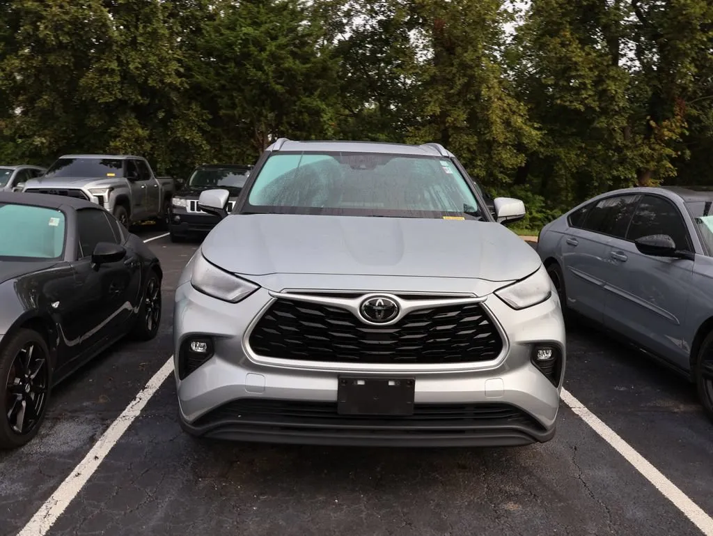 Used 2020 Toyota Highlander XLE with VIN 5TDGZRBH8LS500632 for sale in Kansas City