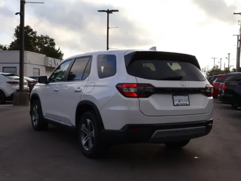 More photos of 2024 Honda Pilot EX-L 8 Passenger at Jay Wolfe Honda, MO