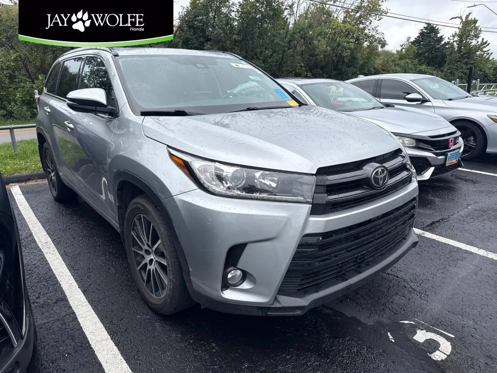 Silver 2017 Toyota Highlander SE for sale in Kansas City, MO