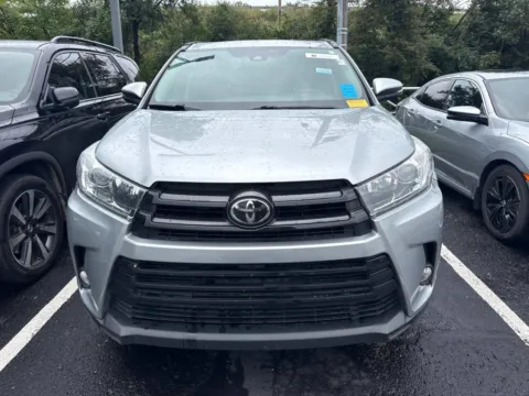 Photos of 2017 Toyota Highlander SE for sale in Kansas City, MO at Jay Wolfe Honda