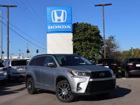 Silver 2017 Toyota Highlander SE for sale in Kansas City, MO