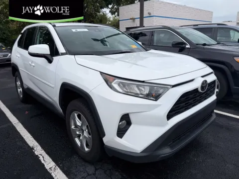White 2021 Toyota RAV4 XLE for sale in Kansas City, MO