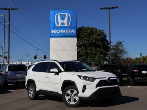 White 2021 Toyota RAV4 XLE for sale in Kansas City, MO