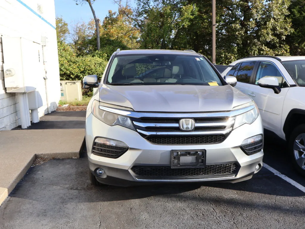 Used 2018 Honda Pilot Touring with VIN 5FNYF5H90JB011858 for sale in Kansas City