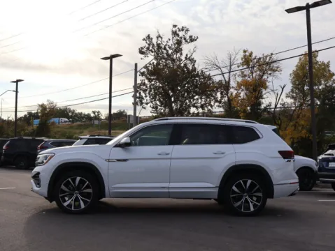 More photos of 2024 Volkswagen Atlas 2.0T SEL Premium R-Line at Jay Wolfe Honda, MO