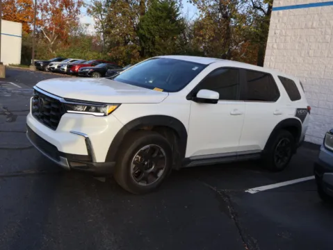 More photos of 2024 Honda Pilot EX-L 7 Passenger at Jay Wolfe Honda, MO