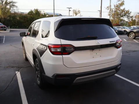 More photos of 2024 Honda Pilot EX-L 7 Passenger at Jay Wolfe Honda, MO