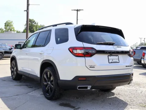More photos of 2025 Honda Pilot Black Edition at Jay Wolfe Honda, MO