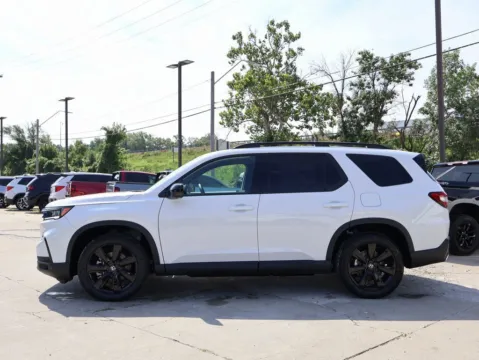 More photos of 2025 Honda Pilot Black Edition at Jay Wolfe Honda, MO