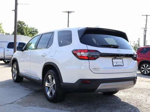 More photos of 2025 Honda Pilot EX-L at Jay Wolfe Honda, MO