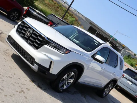 Another view of 2025 Honda Pilot EX-L for sale in Kansas City, MO at Jay Wolfe Honda