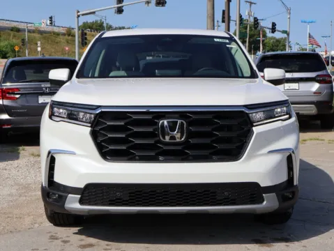 Photos of 2025 Honda Pilot EX-L for sale in Kansas City, MO at Jay Wolfe Honda