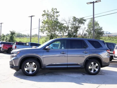 More photos of 2025 Honda Pilot EX-L at Jay Wolfe Honda, MO