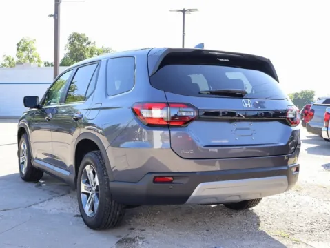 More photos of 2025 Honda Pilot EX-L at Jay Wolfe Honda, MO