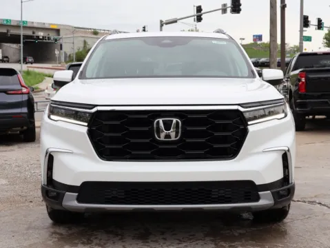Photos of 2025 Honda Pilot Touring for sale in Kansas City, MO at Jay Wolfe Honda