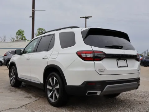 More photos of 2025 Honda Pilot Touring at Jay Wolfe Honda, MO