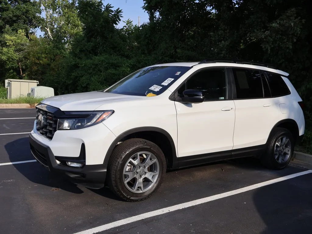 2023 Honda Passport TrailSport photo 2