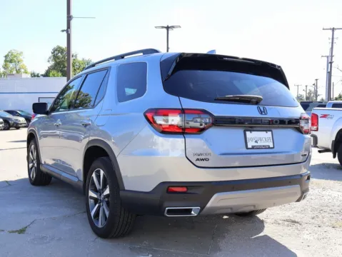 More photos of 2023 Honda Pilot Elite at Jay Wolfe Honda, MO