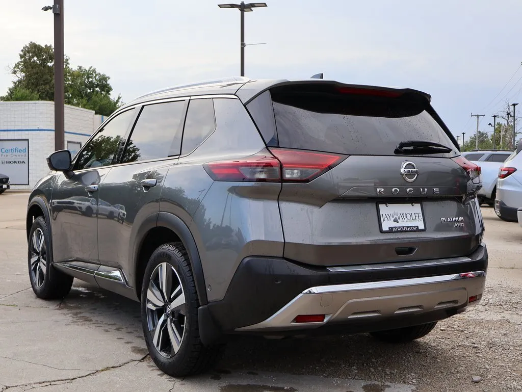 2021 Nissan Rogue Platinum photo 2