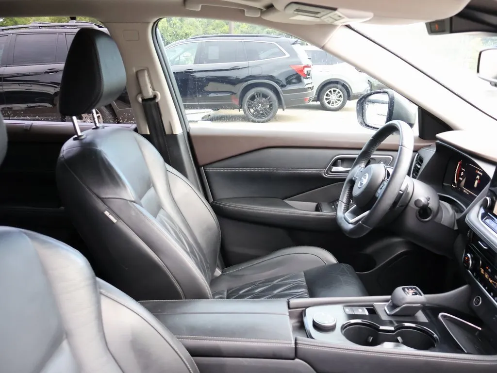 2021 Nissan Rogue Platinum photo 3