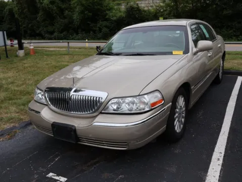 Another view of 2004 Lincoln Town Car Signature for sale in Kansas City, MO at Jay Wolfe Honda