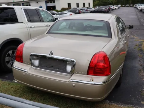 More photos of 2004 Lincoln Town Car Signature at Jay Wolfe Honda, MO